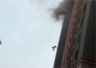 上海2名消防員被熱浪吹下13樓 手拉著手墜樓殉職