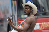 黑人牛仔半裸時代廣場彈吉他