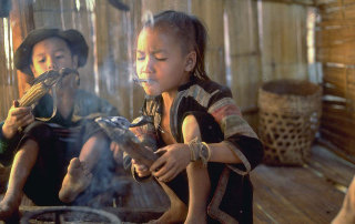 泰國罕見隱世部落照片曝光 兒童吸煙玩步槍(高清組圖)