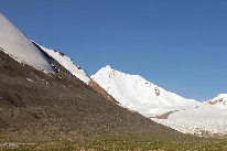 北大山鷹社成功登頂各拉丹冬峰 夏季的雪景更加耀眼