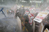 菲律賓民眾抗議阿基諾 遭警方動用高壓水槍驅逐（高清組圖）