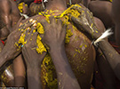 肯尼亞牧民涂糞便慶祝孩子成年禮（組圖）