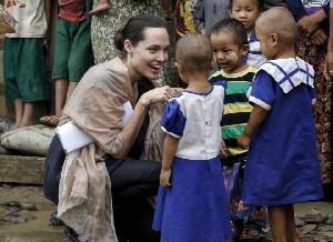 安吉麗娜朱莉攜養子訪緬甸 與孩童互動母愛爆棚（高清組圖）