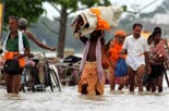 印度北部持續遭遇洪災 拖拉機司機淡定開船