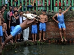 尼泊爾民眾舉辦水中殺山羊比賽【高清組圖】