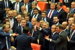 土耳其議員議會激烈爭吵上演“全武行”