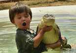 澳5歲男童與鱷魚摔跤無懼色 自詡動物管理員（組圖）