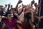 大批移民聚集希臘邊境 人道組織發放食物引移民爭搶