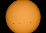 國際空間站擦過太陽 如金色盤面一粒灰塵（組圖）