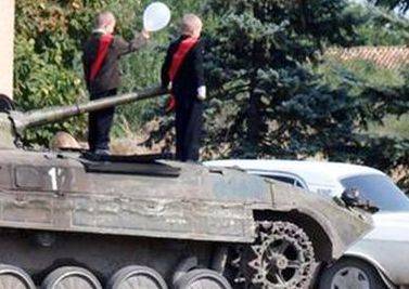烏克蘭小男孩乘坦克入學 成校園名人(組圖)