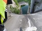 驚險！斯洛文尼亞男子騎單車從200米高大壩俯衝而下【組圖】