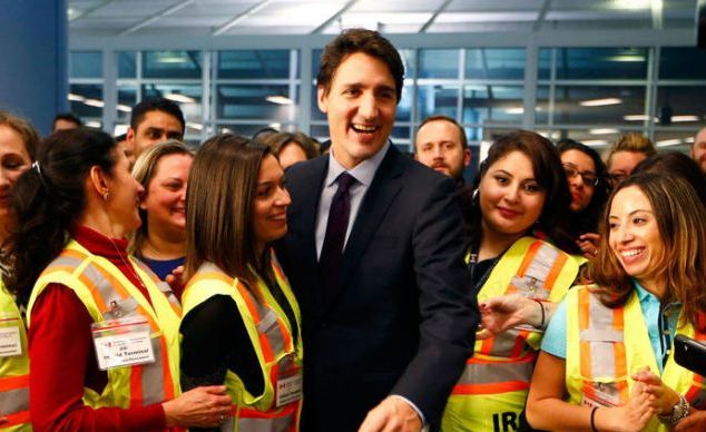 加拿大總理迎接難民遭大媽和美女圍拍 組圖