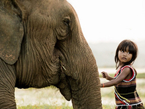 法攝影師記錄越南女孩與大象暖人友誼