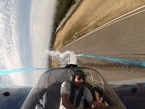 驚嘆！阿根廷飛行員跑道上空秀飛行特技【組圖】
