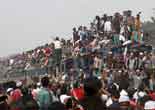 孟加拉國再現擠火車“開挂”神技（高清組圖）