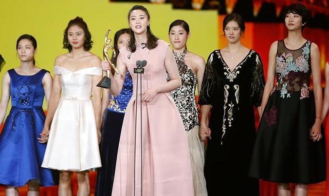 中國女排隊員盛裝亮相2016體壇風雲人物