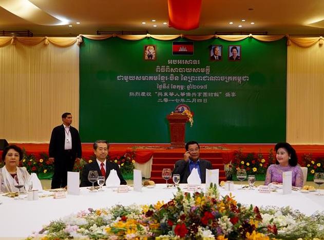 柬埔寨首相與在柬華人華僑共用團結飯