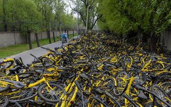 北京受損共用單車堆積如山 工人“修不過來”