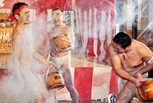 日本舉行“潑湯祭” 男子互潑溫泉(圖)