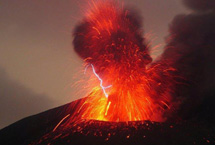 日本火山噴發 熔岩與閃電融為一體宛如邪惡之地