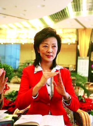 人物介绍:十七大代表、十八大手语主播周晔。资料图片