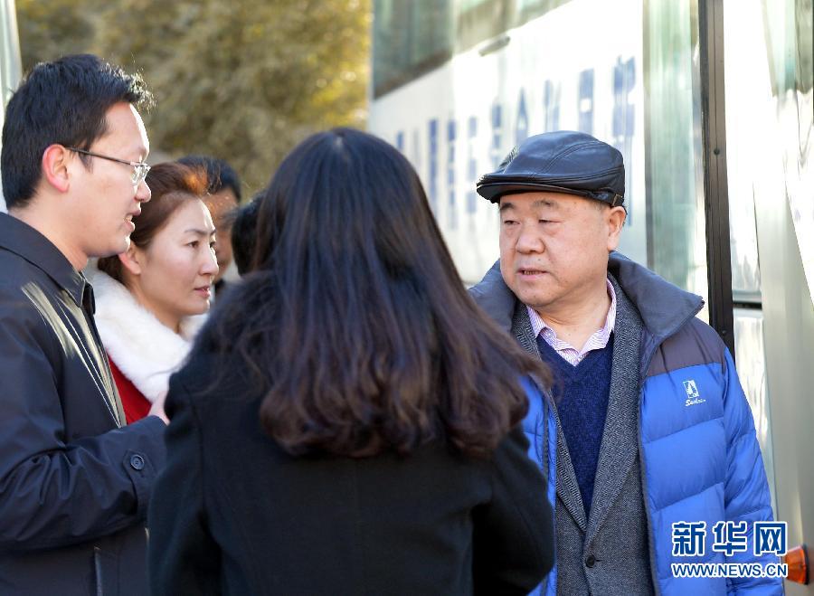 （两会）莫言报到