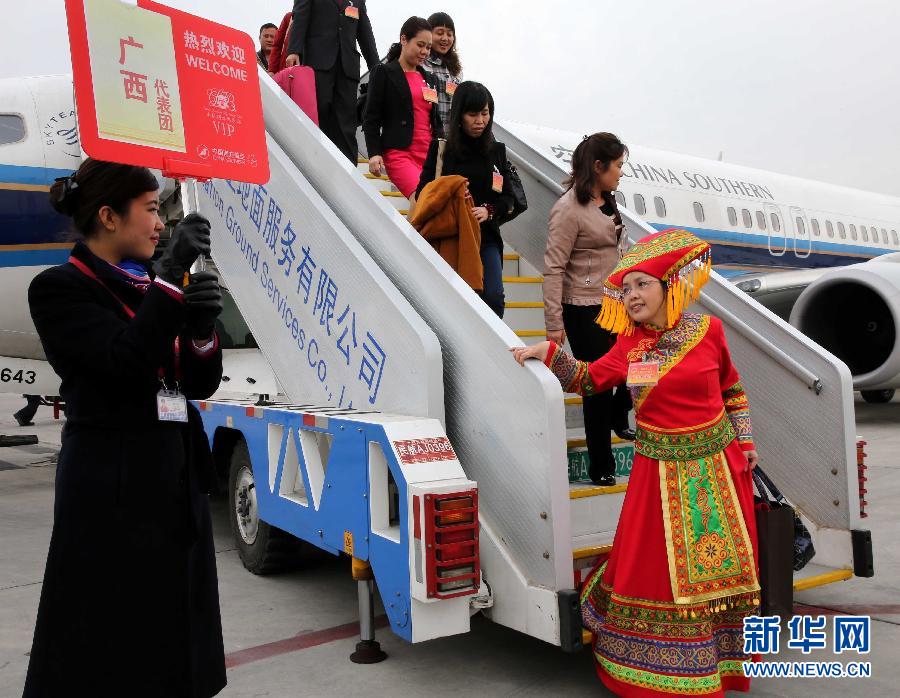 （两会）广西代表团抵京