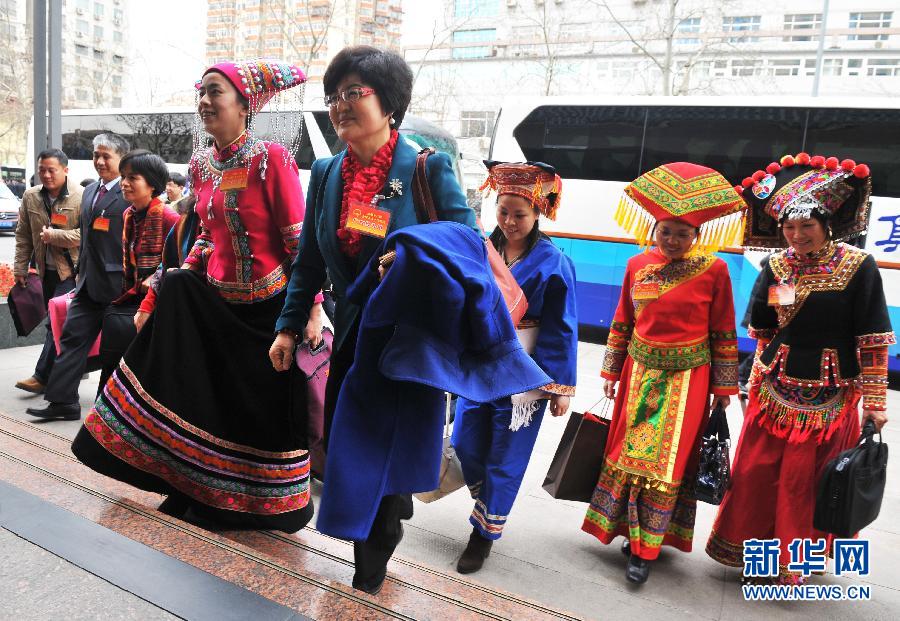 （两会）（2）广西代表团抵京