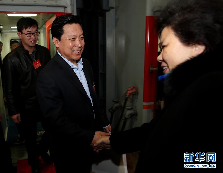 （两会）（2）首批参加十二届全国人大一次会议的京外代表抵京