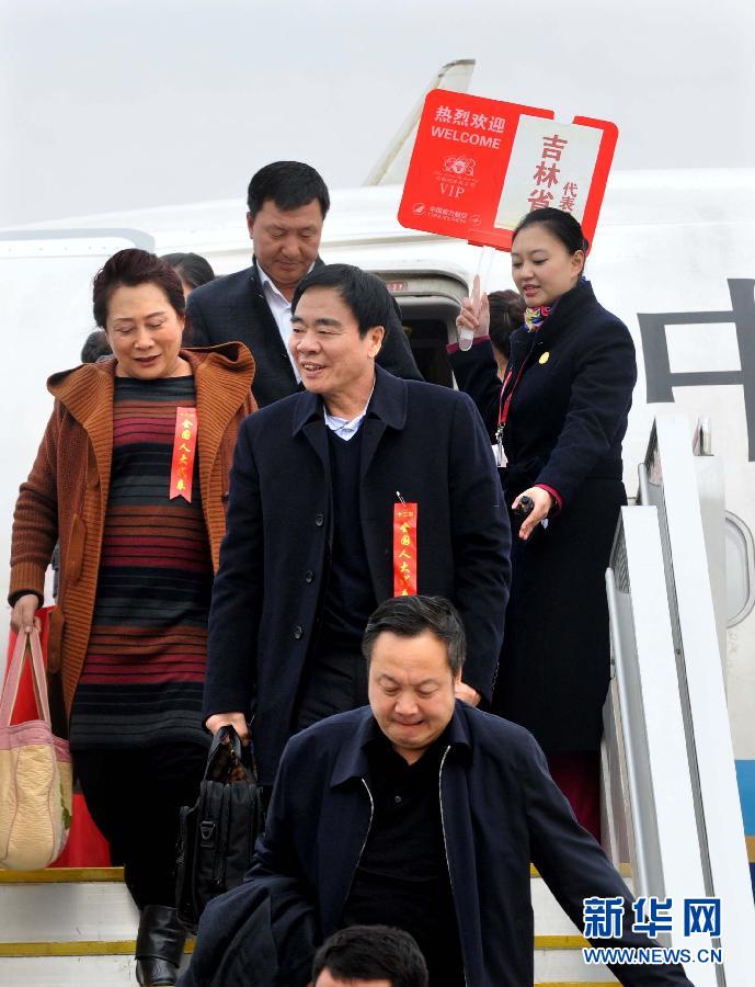 （两会）（2）吉林代表团抵京