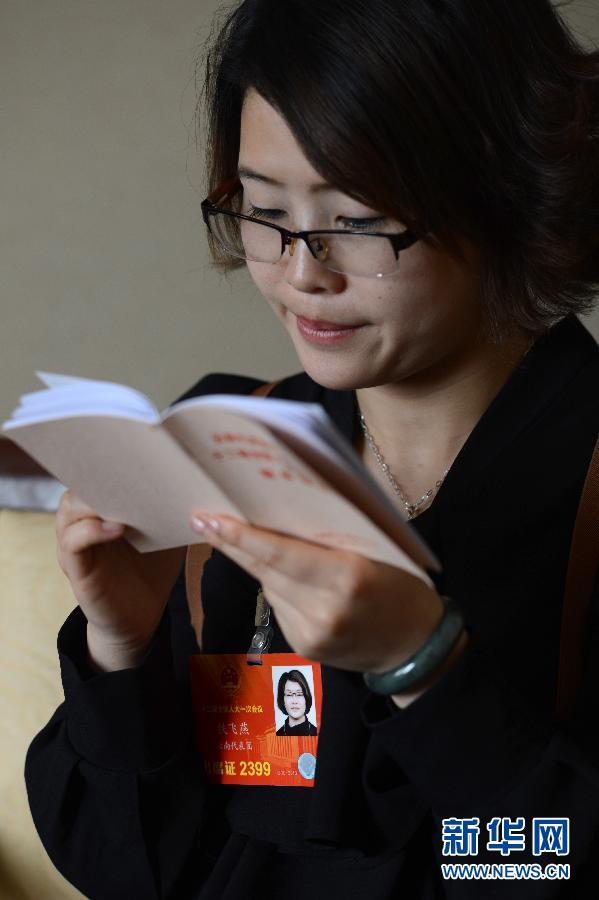 （两会）（2）&ldquo;最美90后&rdquo;人大代表铁飞燕抵达驻地