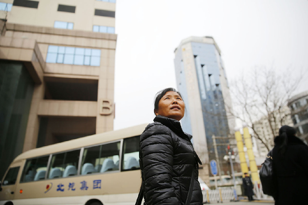 第一次来北京，方连英对城市许多事物既陌生又好奇。人民网记者 吉羽/摄影