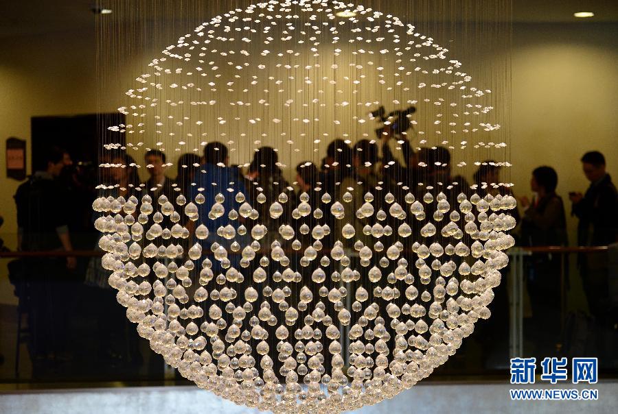 （两会抓拍）（1）排队限时采访