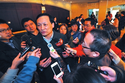 刘忠军代表接受记者采访。京华时报记者 张斌摄