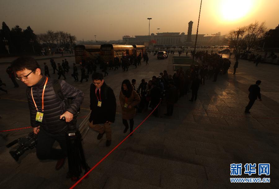 （两会&middot;人大开幕）曙光里