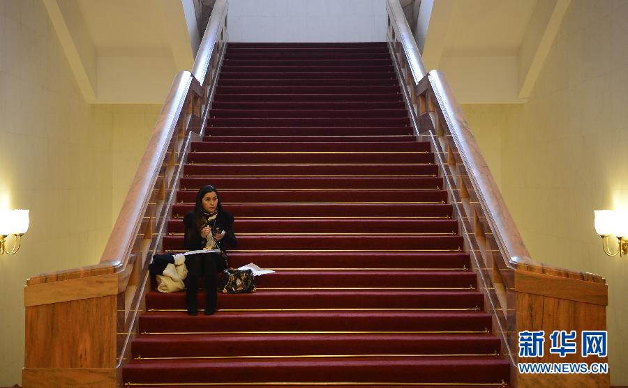 （两会&middot;花絮）楼梯上的报道