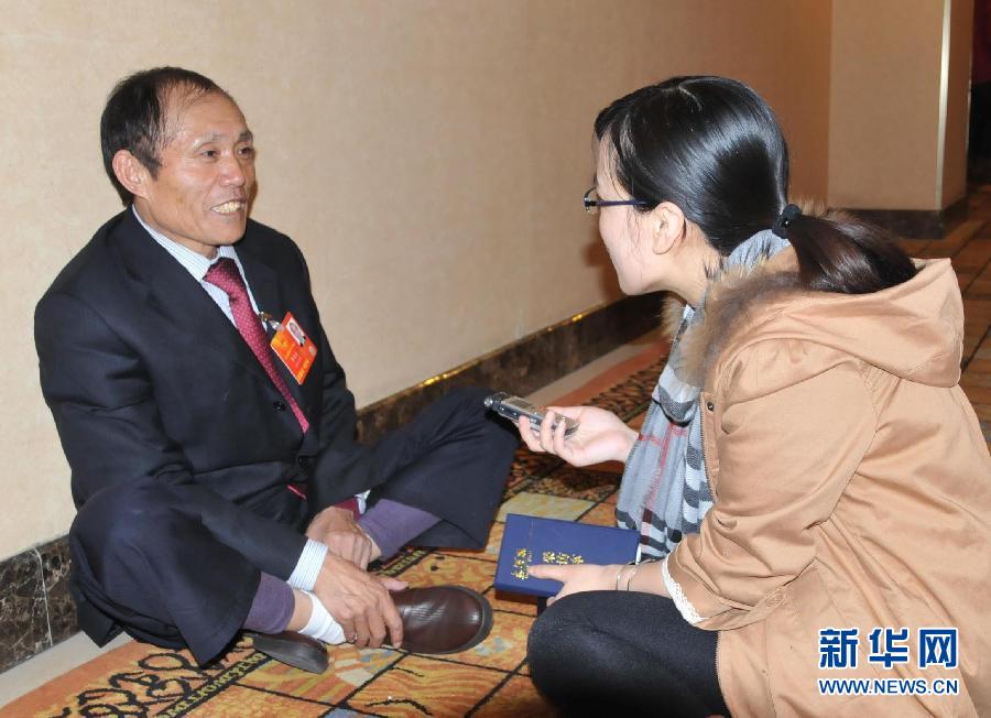 （两会抓拍）&ldquo;村官&rdquo;李连成席地畅谈