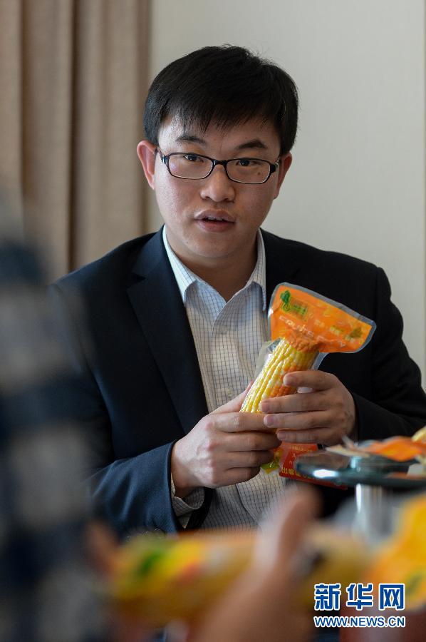 (两会）（1） &ldquo;80后&rdquo;农民博士带着玉米上会