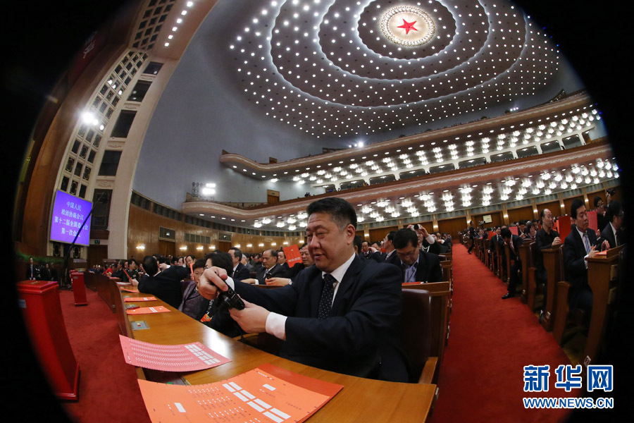 一位委员拍下选票留念