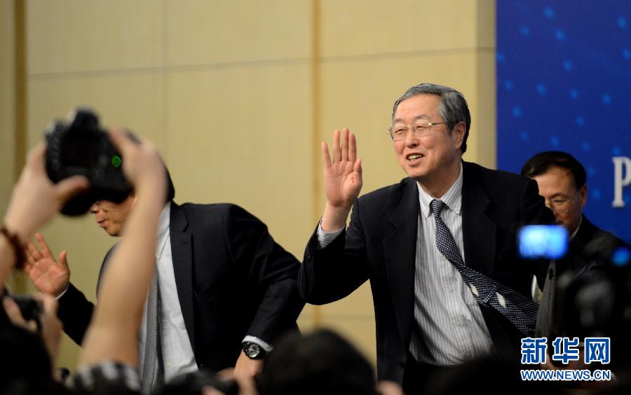 （两会抓拍）周小川向记者告别