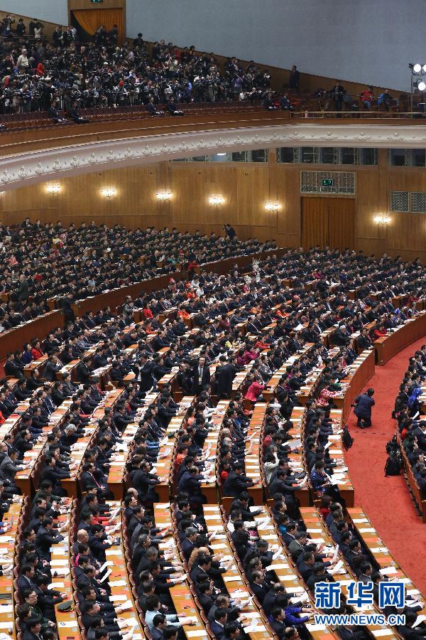 （两会·人大闭幕）（27）十二届全国人大一次会议在北京闭幕
