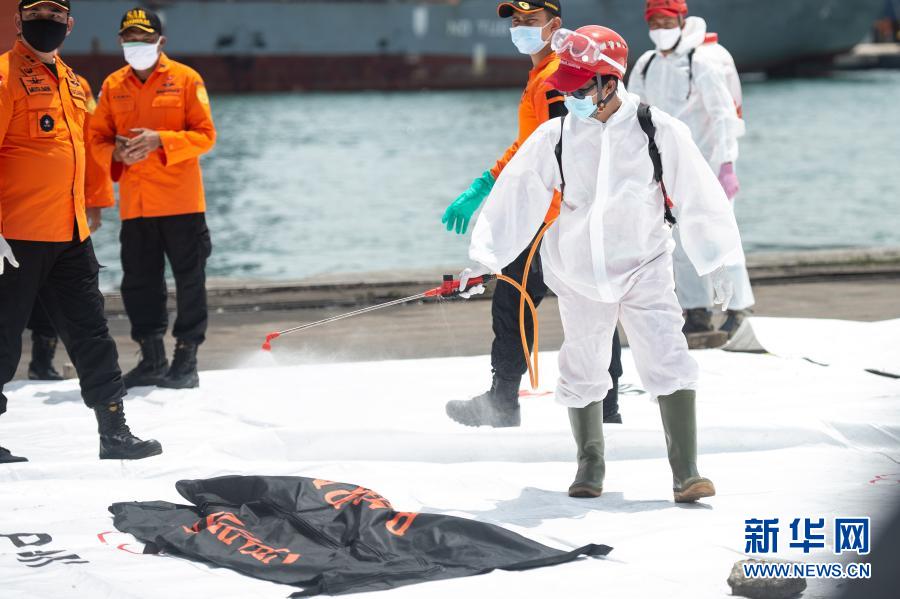 印尼失事客机搜救工作紧张进行 已打捞起部分遇难者遗体