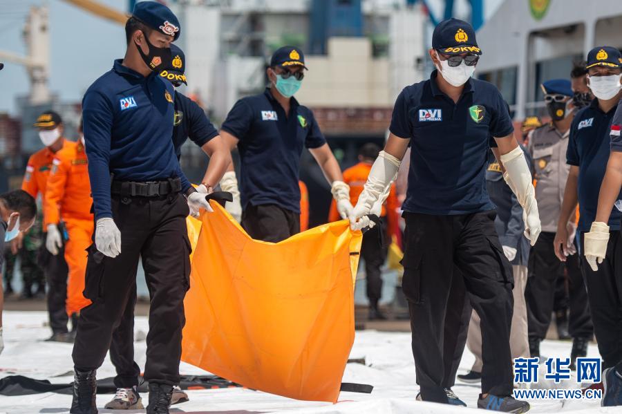 印尼失事客机搜救工作紧张进行 已打捞起部分遇难者遗体