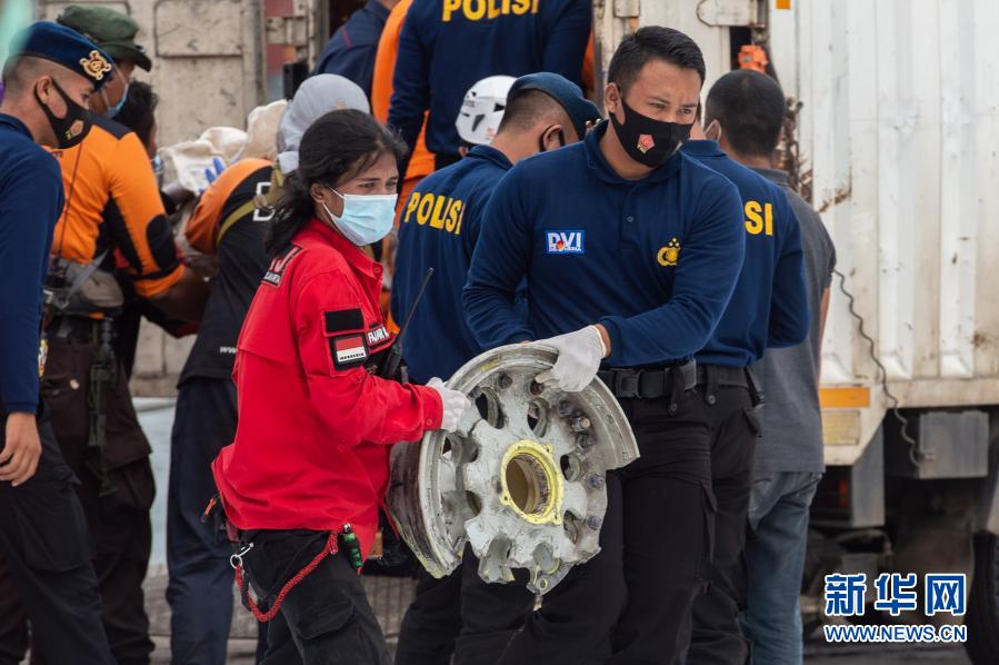 印尼失事客机搜救工作紧张进行 已打捞起部分遇难者遗体