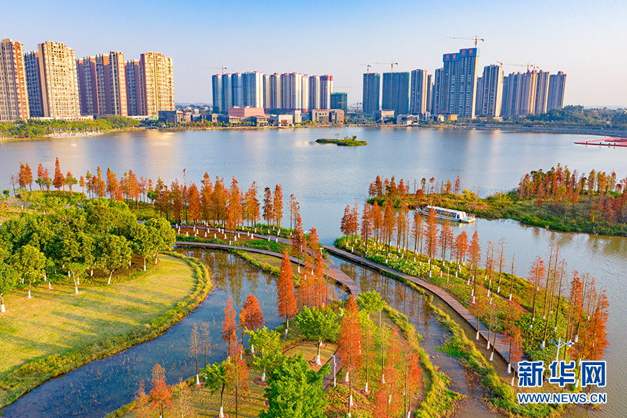 广西：冬日白石湖畔披“彩装”