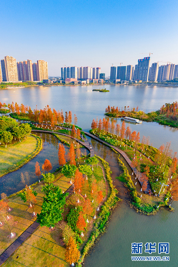 广西：冬日白石湖畔披“彩装”