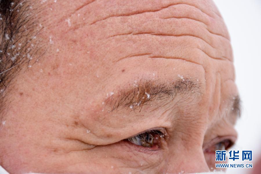 新疆：“野马保姆”的“人马情未了”