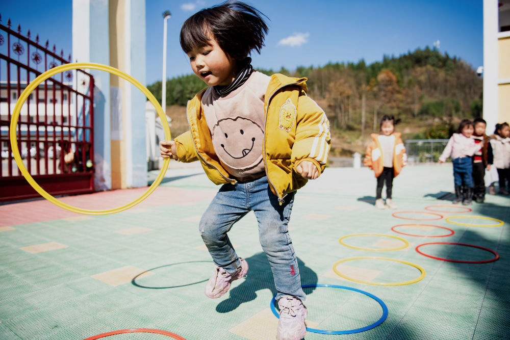 云南省镇雄县以古镇岩洞脚村幼儿园的孩子在操场上玩耍（2020年11月11日摄）。新华社记者 王冠森 摄