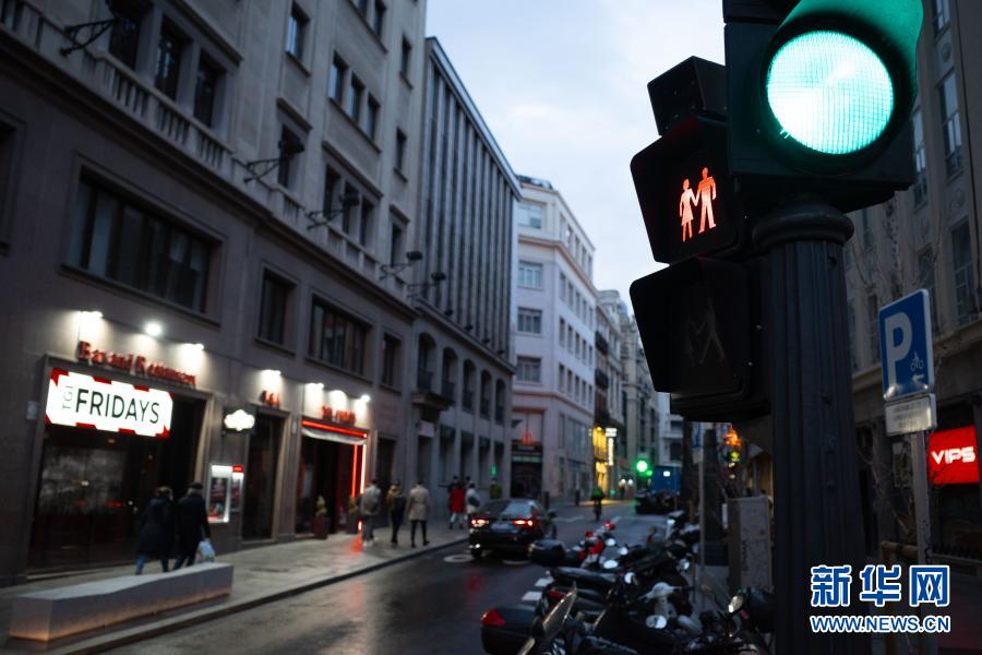 号召性别平等！西班牙马德里：信号灯“穿裙装”