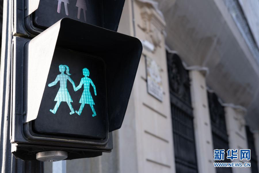 号召性别平等！西班牙马德里：信号灯“穿裙装”